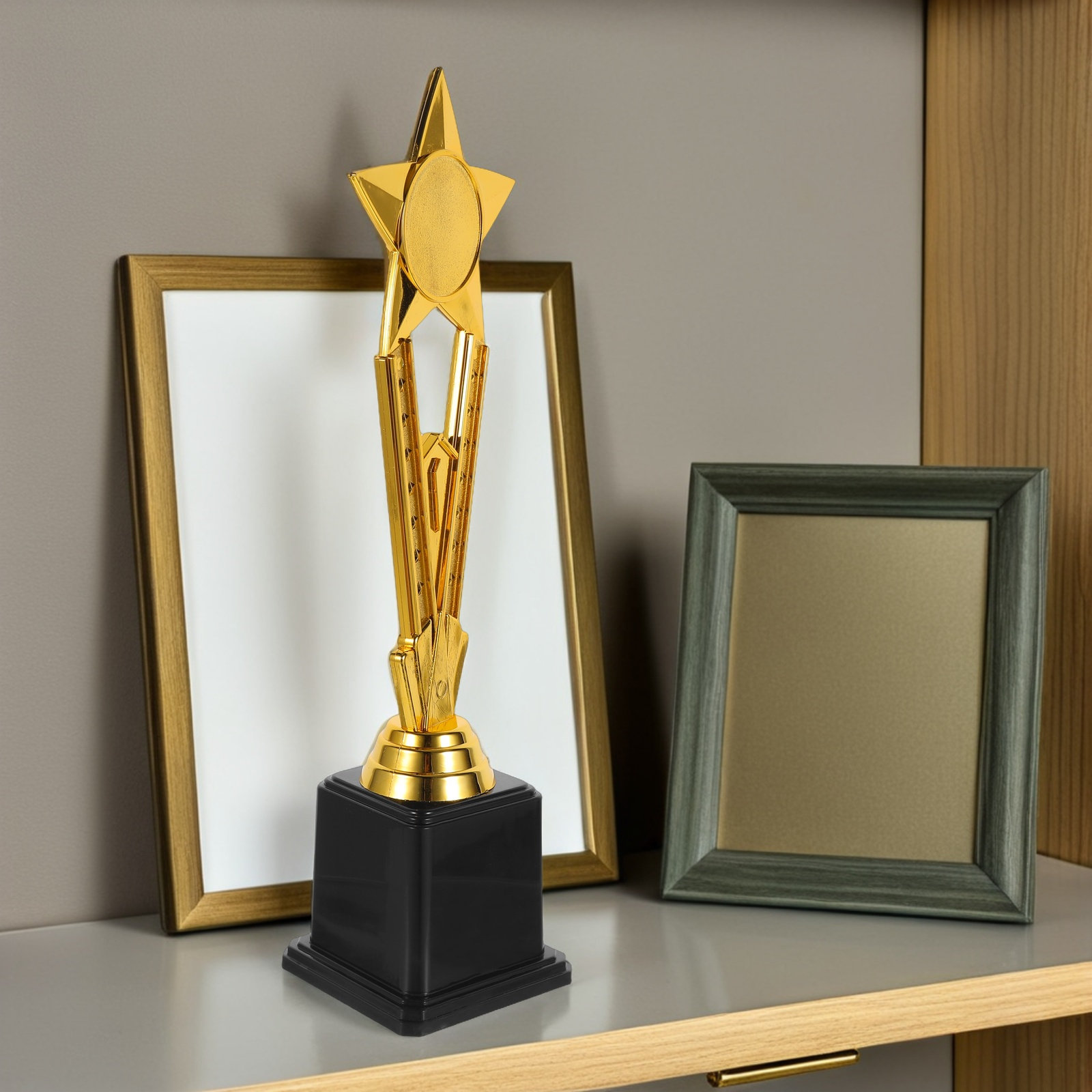 プラスチック製のゴールドスター型トロフィー 小型スポーツトロ - Team Sports のレビューと価格